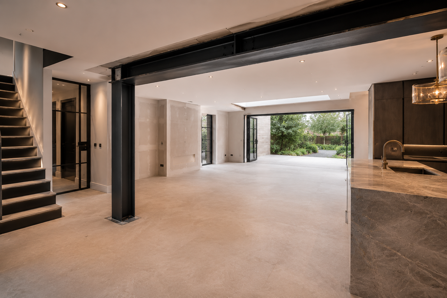 Luxe totaalrenovatie met staalconstructie, uitbouw, maatwerk keuken en hoogwaardige afwerking gerealiseerd door KIZIL Exclusive Den Haag